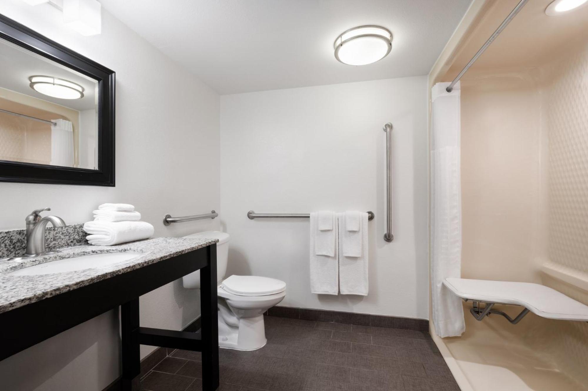 Garner Hotel Topeka West By Ihg Esterno foto